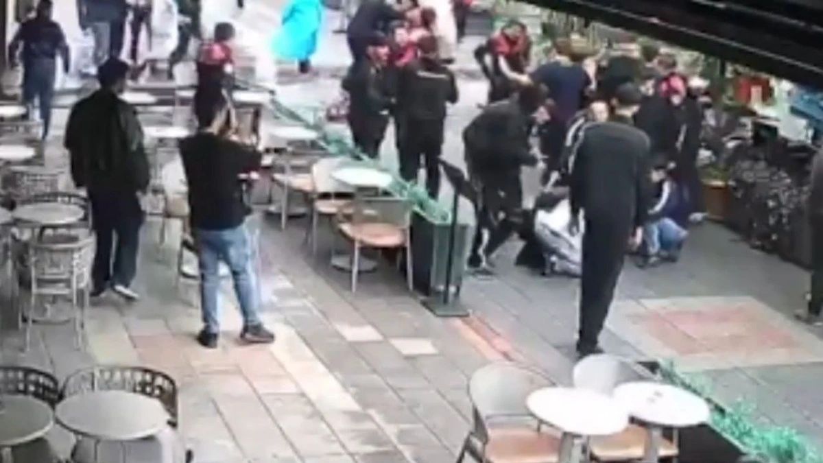 Fethiye’de açık alanda yaşanan kavga sırasında çevrede bulunan kişiler