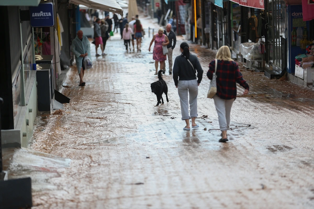 Fethiye’de yağış sonrası su birikintileri arasından yürüyen yayalar