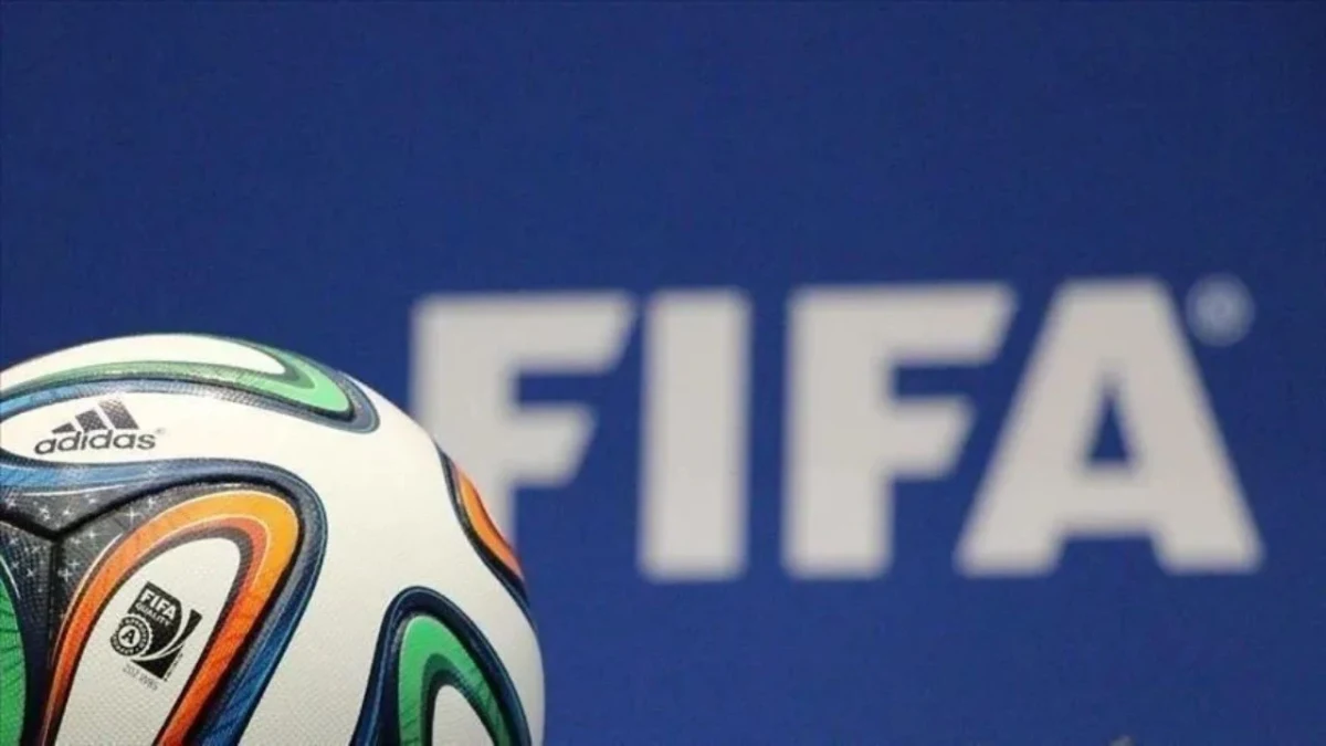 FIFA yazısı önünde duran futbol topu