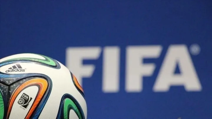 FIFA yazısı önünde duran futbol topu