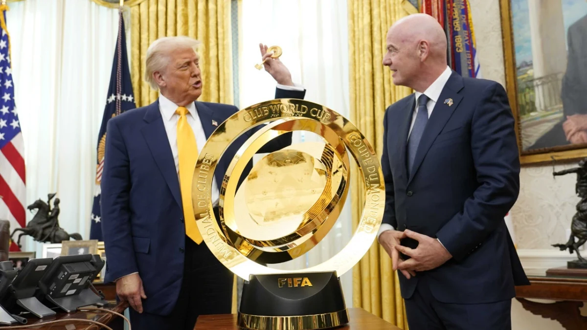 Donald Trump ve Gianni Infantino, FIFA kupasının yanında