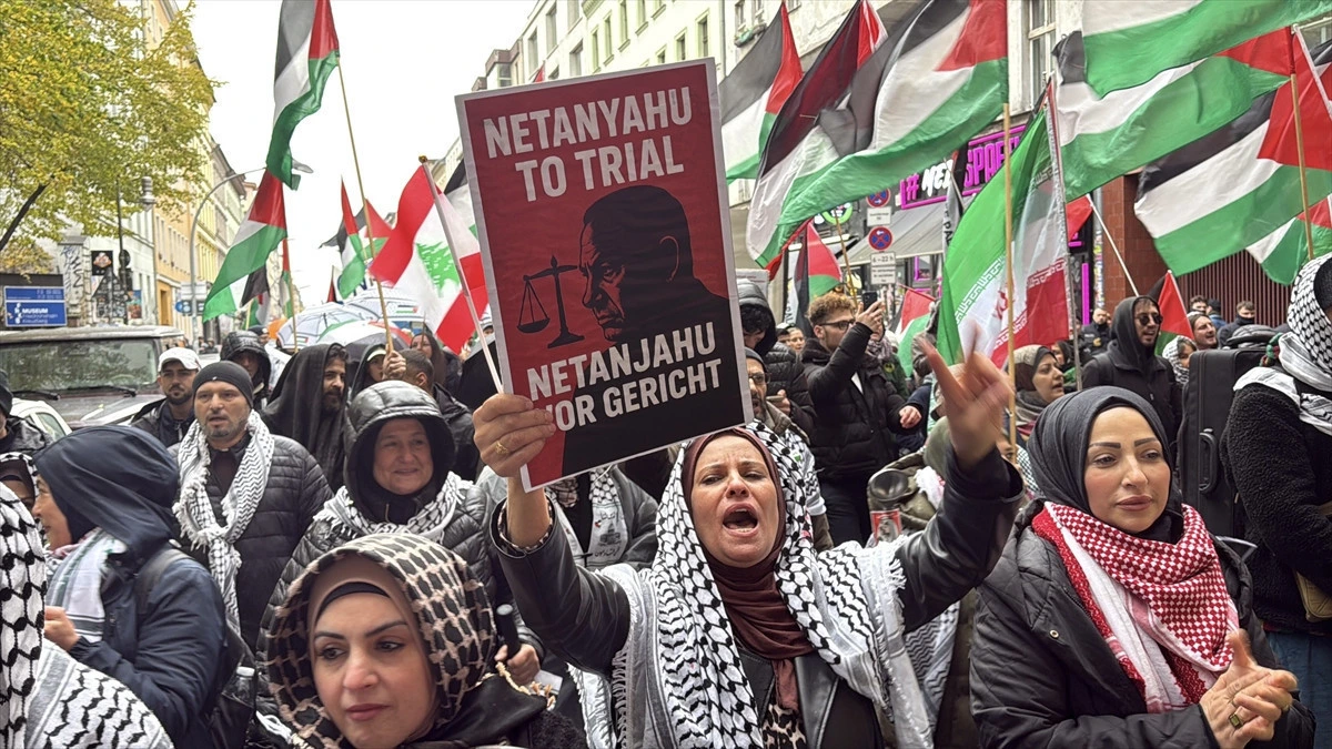 Filistin bayrakları taşıyan protestocular ve Netanyahu’nun yargılanmasını isteyen pankart
