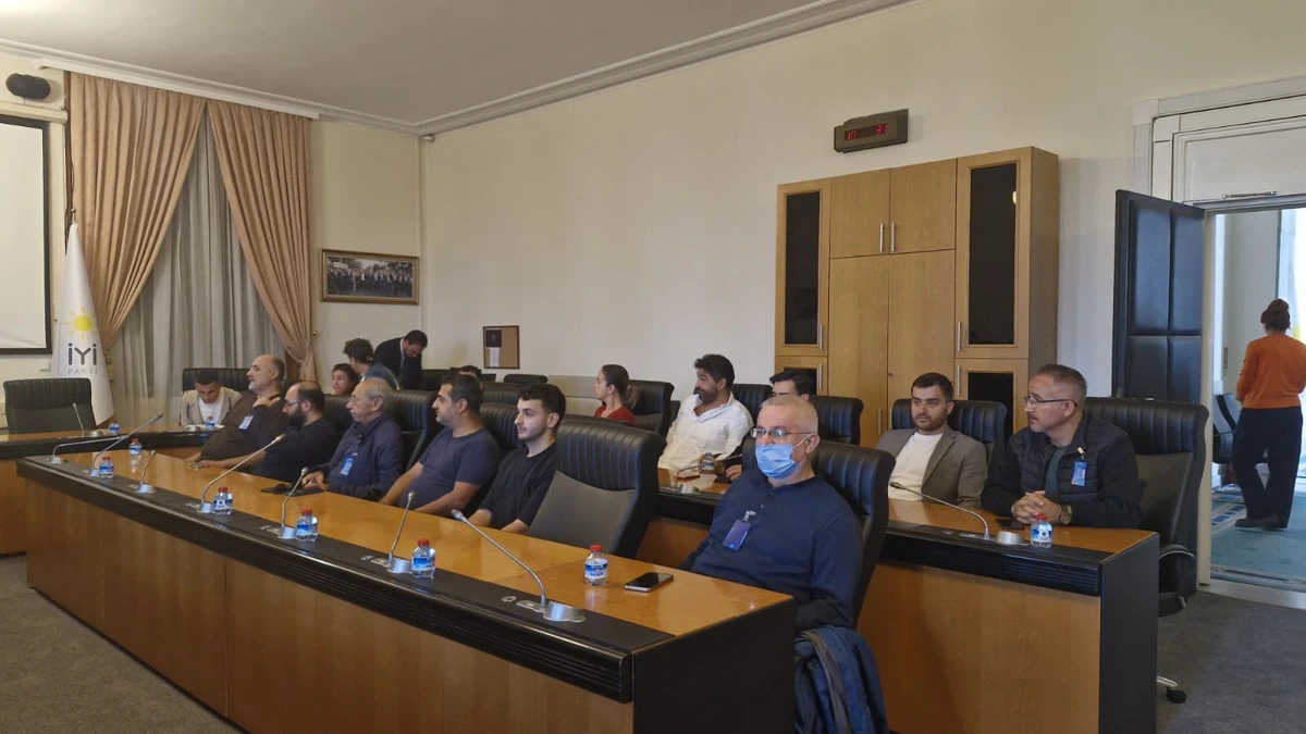 Toplantı salonunda bir araya gelmiş katılımcılar