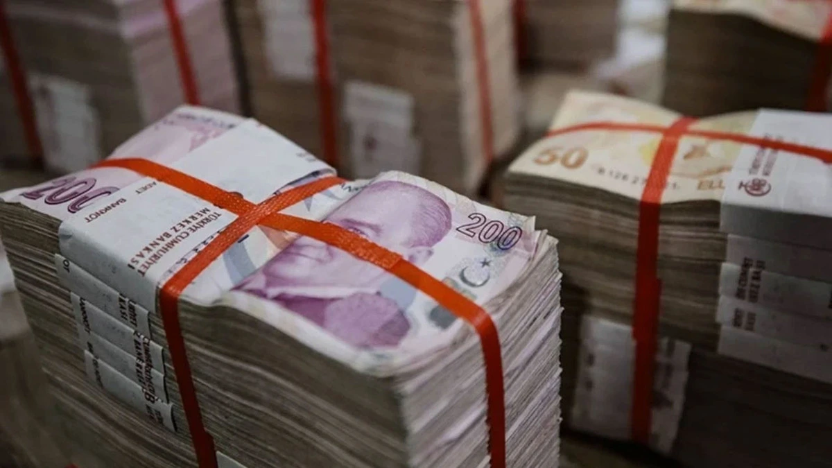 Türk lirası banknotlarından oluşan paketler