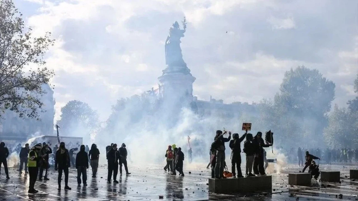 Fransa’da bir meydanda toplanan göstericiler ve yoğun duman