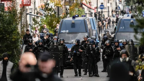 Fransa’da sokakta güvenlik güçleri ve polis araçları