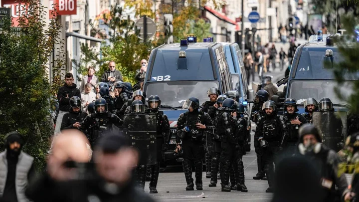 Fransa’da sokakta güvenlik güçleri ve polis araçları