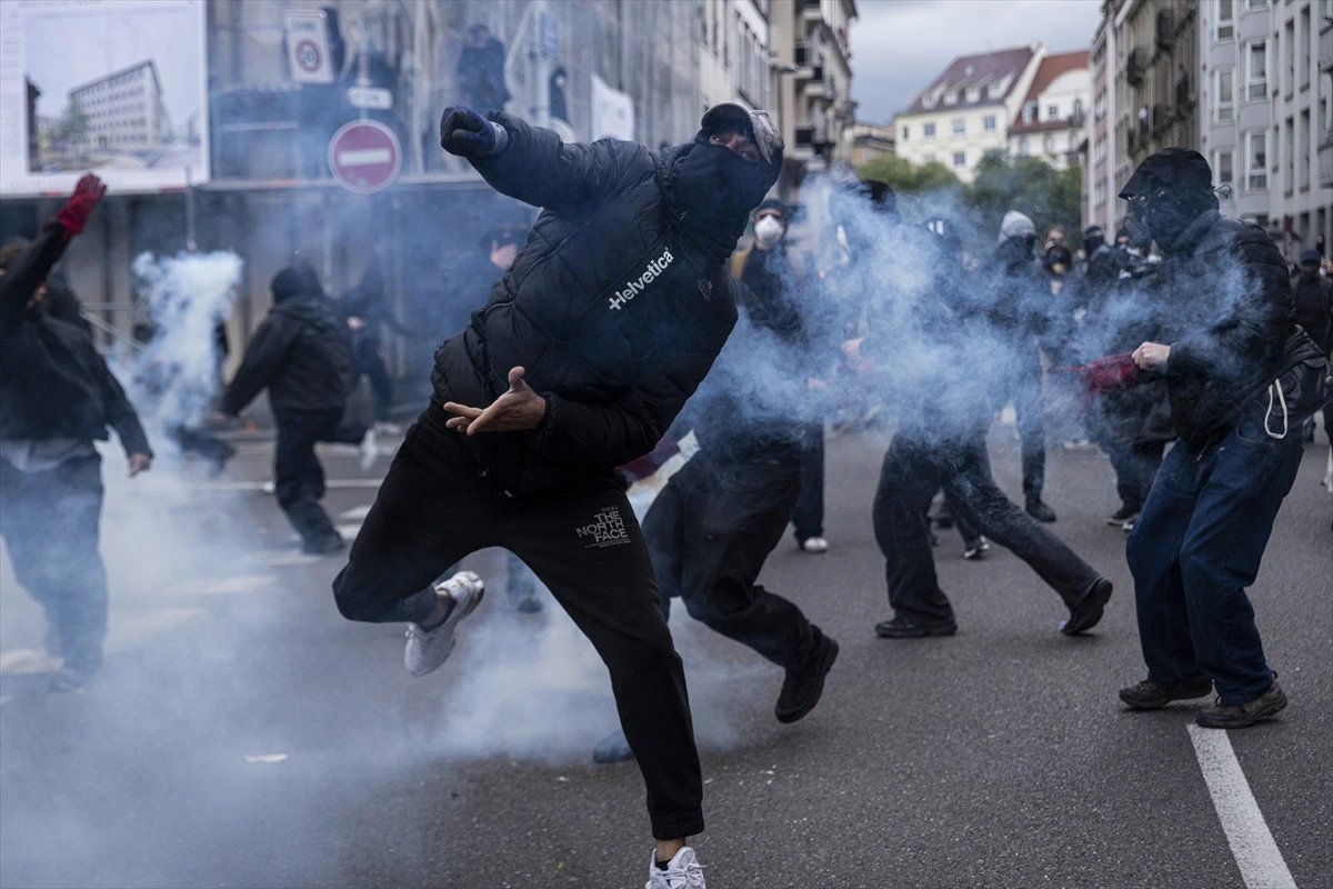 Dumanlı sokakta koşan protestocular