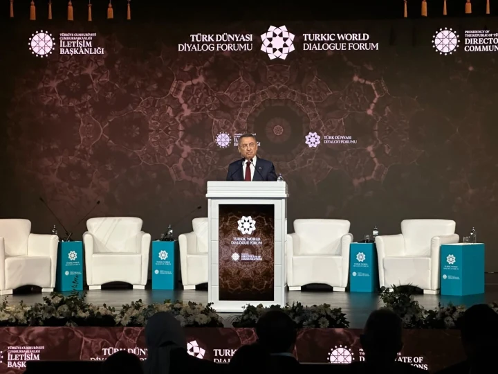 Fuat Oktay, Türk Dünyası Diyalog Forumu sahnesinde kürsüde konuşma yapıyor.