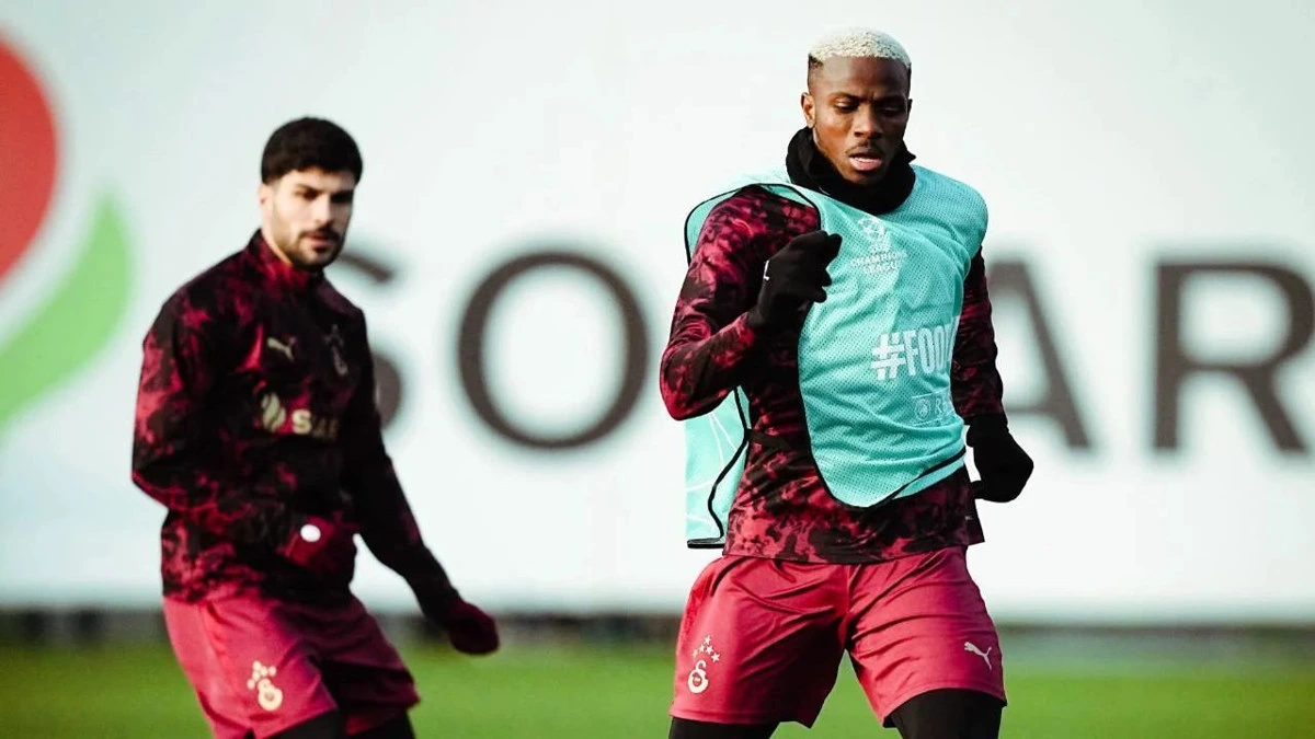 Galatasaraylı futbolcular antrenmanda koşu çalışması yapıyor