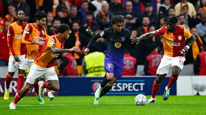 Galatasaray ve Barcelona oyuncuları maç sırasında top için mücadele ediyor