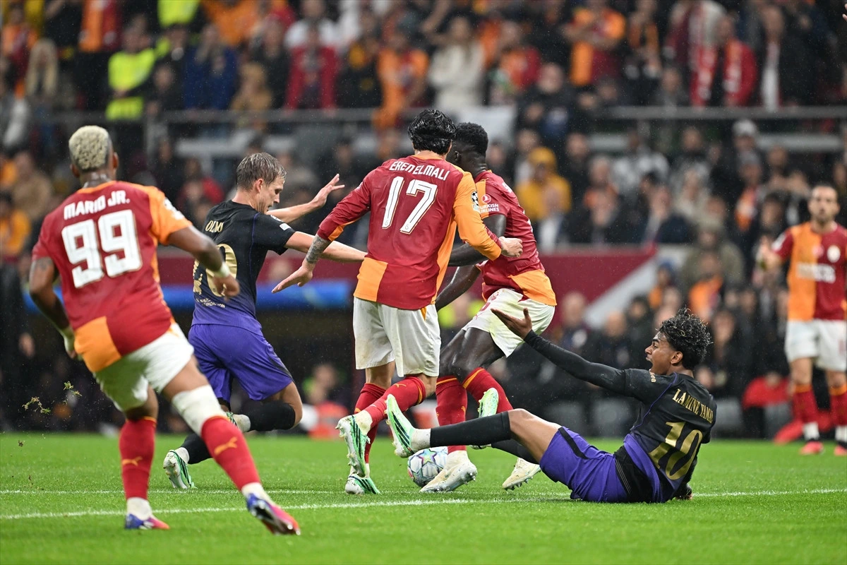Galatasaraylı oyuncular ile Barcelona kalecisi maç sırasında