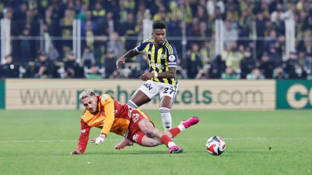 Galatasaraylı ve Fenerbahçeli futbolcular derbi maçında top için mücadele ediyor
