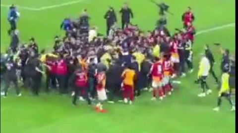 Galatasaray-Fenerbahçe derbisinin ardından futbolcular arasında gerginlik