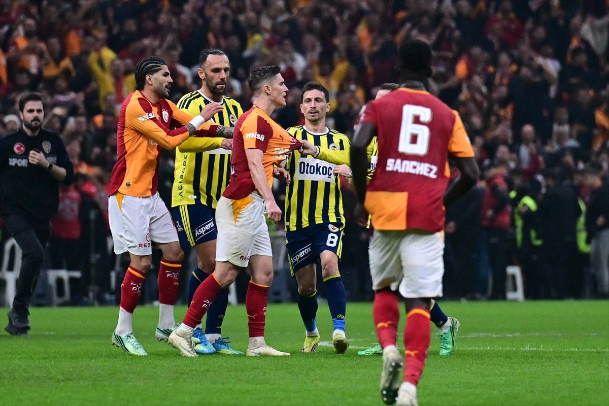Galatasaray ve Fenerbahçe futbolcuları sahada karşılıklı tepki gösterirken
