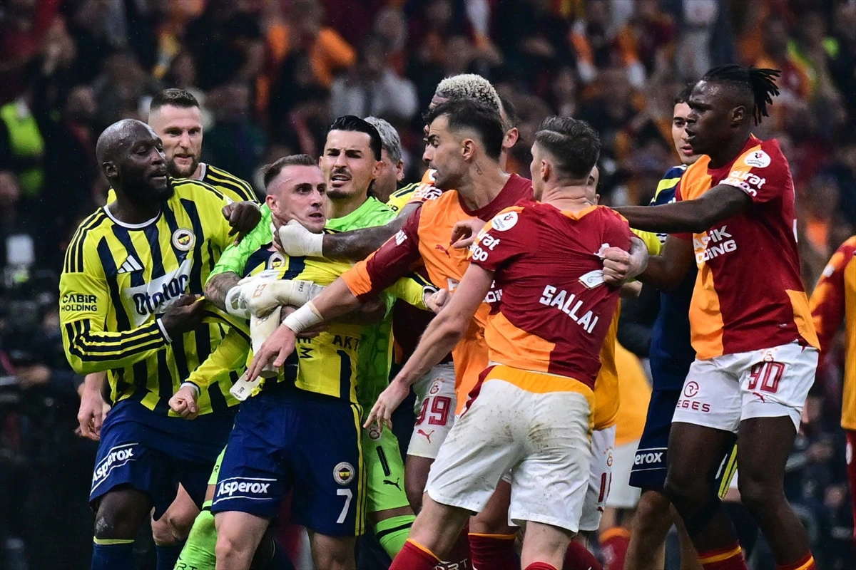 Galatasaray ve Fenerbahçe futbolcuları maç sonu gerginliğinde birbirini tutarken