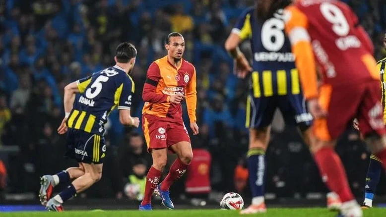 Galatasaray ve Fenerbahçe oyuncularının karşı karşıya geldiği maç anı