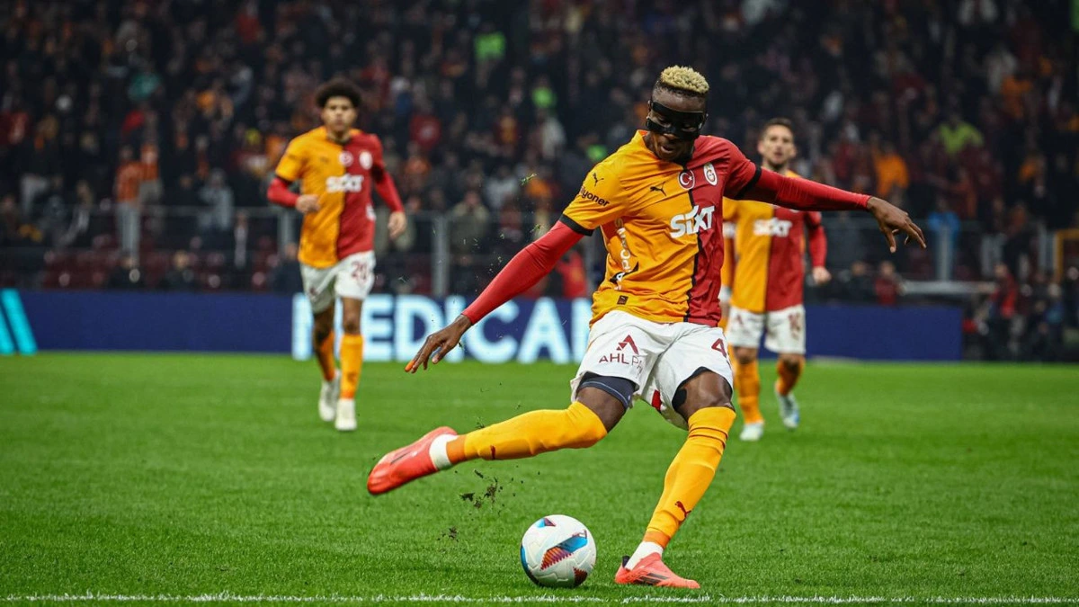 Galatasaray formasıyla top süren futbolcu