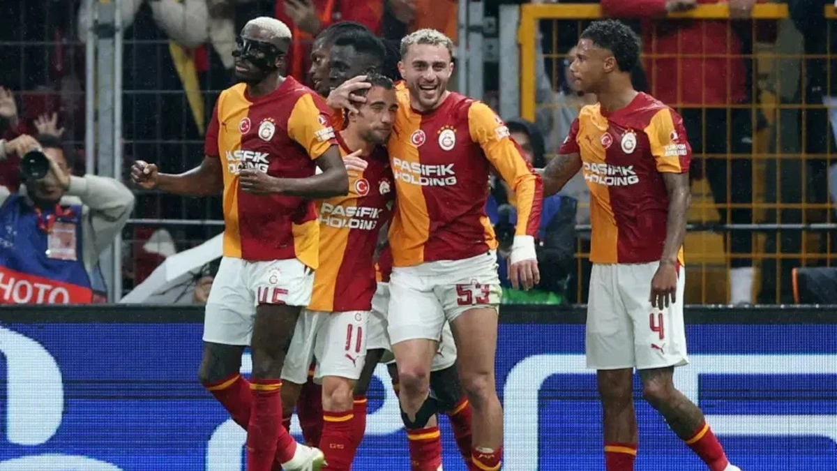 Galatasaraylı futbolcular maç sırasında bir arada
