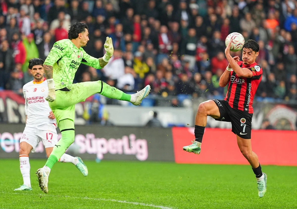 Eryaman Stadı’ndaki maçta Galatasaraylı kaleci ve Gençlerbirliği oyuncusu top için mücadele ediyor