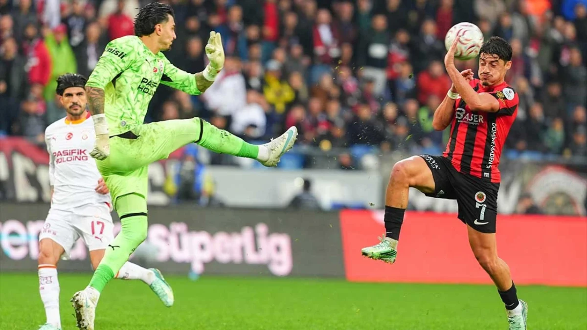 Galatasaray ile Gençlerbirliği futbolcuları Eryaman Stadı’ndaki karşılaşmada mücadele ediyor
