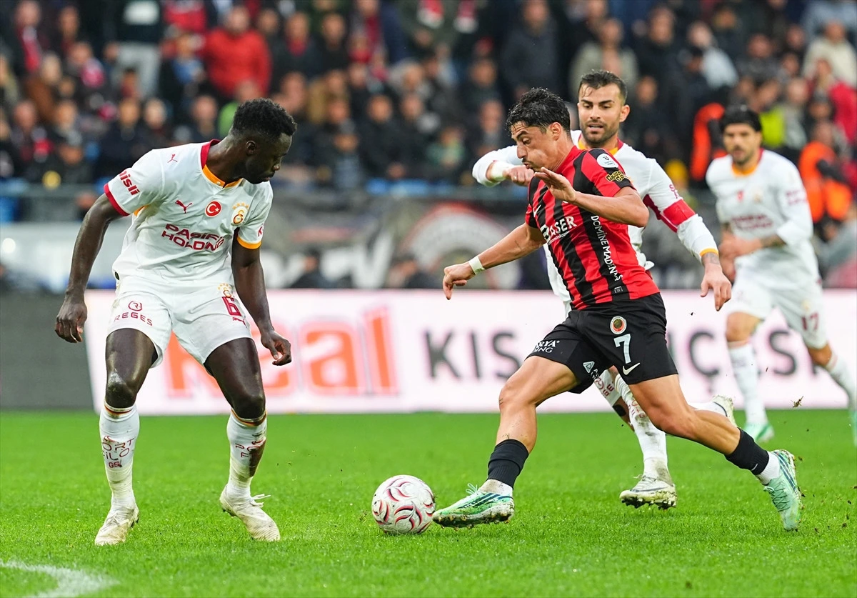 Gençlerbirliği ve Galatasaray futbolcuları karşılaşmada topa yöneliyor
