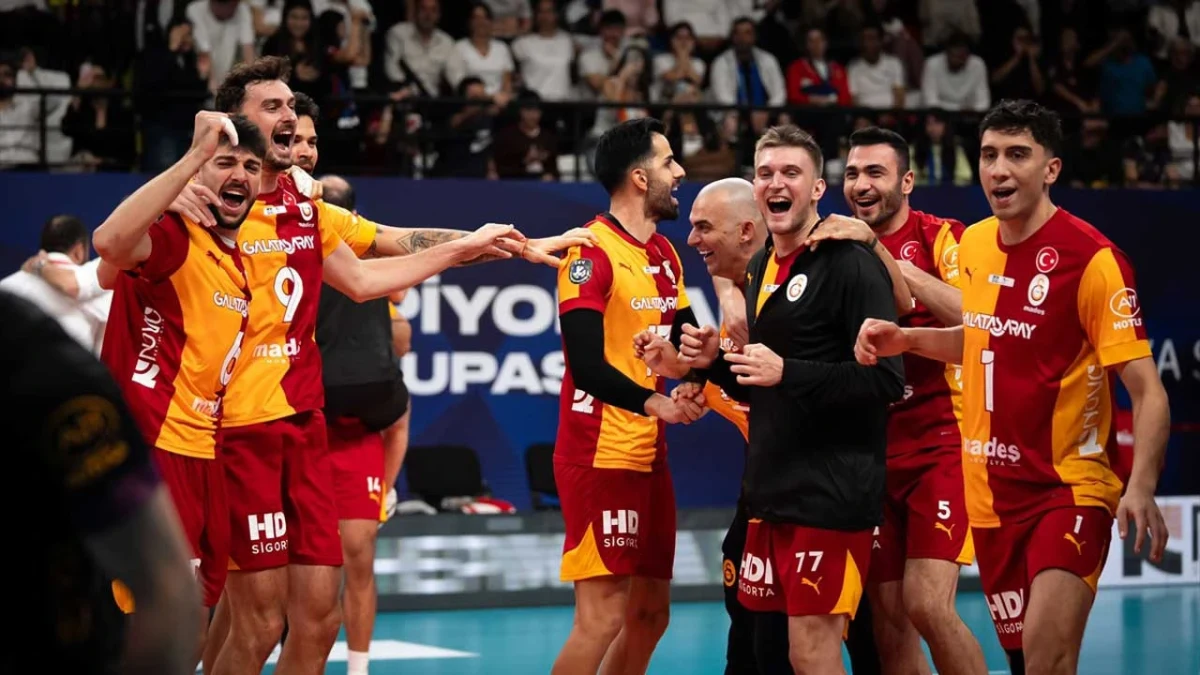 Galatasaray Madeş Mobilya oyuncuları kupa zaferinin ardından sahada sevinç yaşıyor