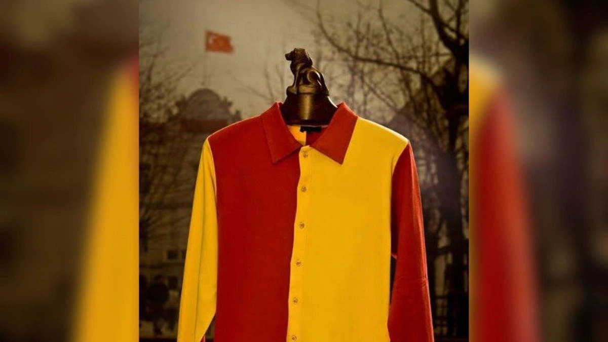 Sarı ve kırmızı renkli Galatasaray formasının manken üzerindeki görüntüsü