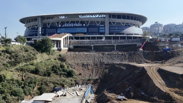 Galatasaray stadyumu önündeki geniş kazı alanı ve şantiye sahası