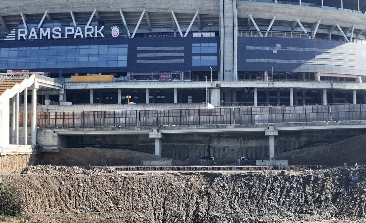 Galatasaray stadyumu önündeki kazı alanının yakın görünümü