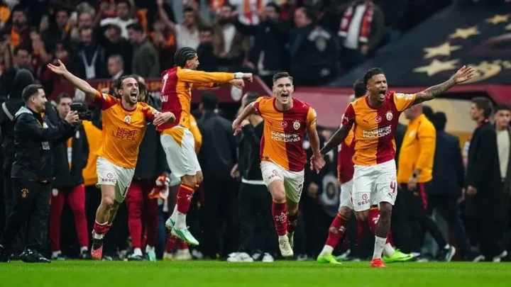 Galatasaraylı futbolcular, maç sırasında sahada sevinç yaşıyor.