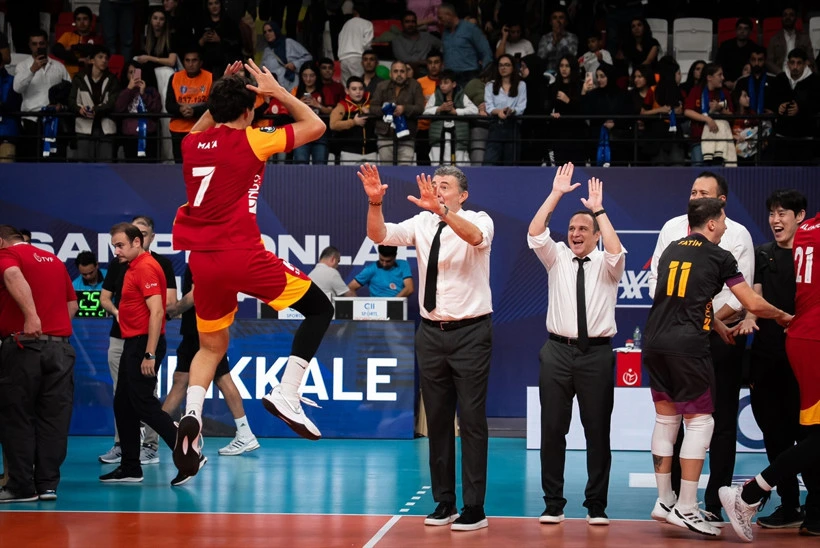 Galatasaraylı oyuncu sayı sonrası havaya sıçrarken teknik ekip saha kenarında sevinç gösteriyor