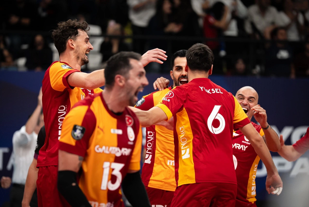 Galatasaraylı voleybolcular finaldeki sayının ardından takım arkadaşlarıyla kutlama yapıyor