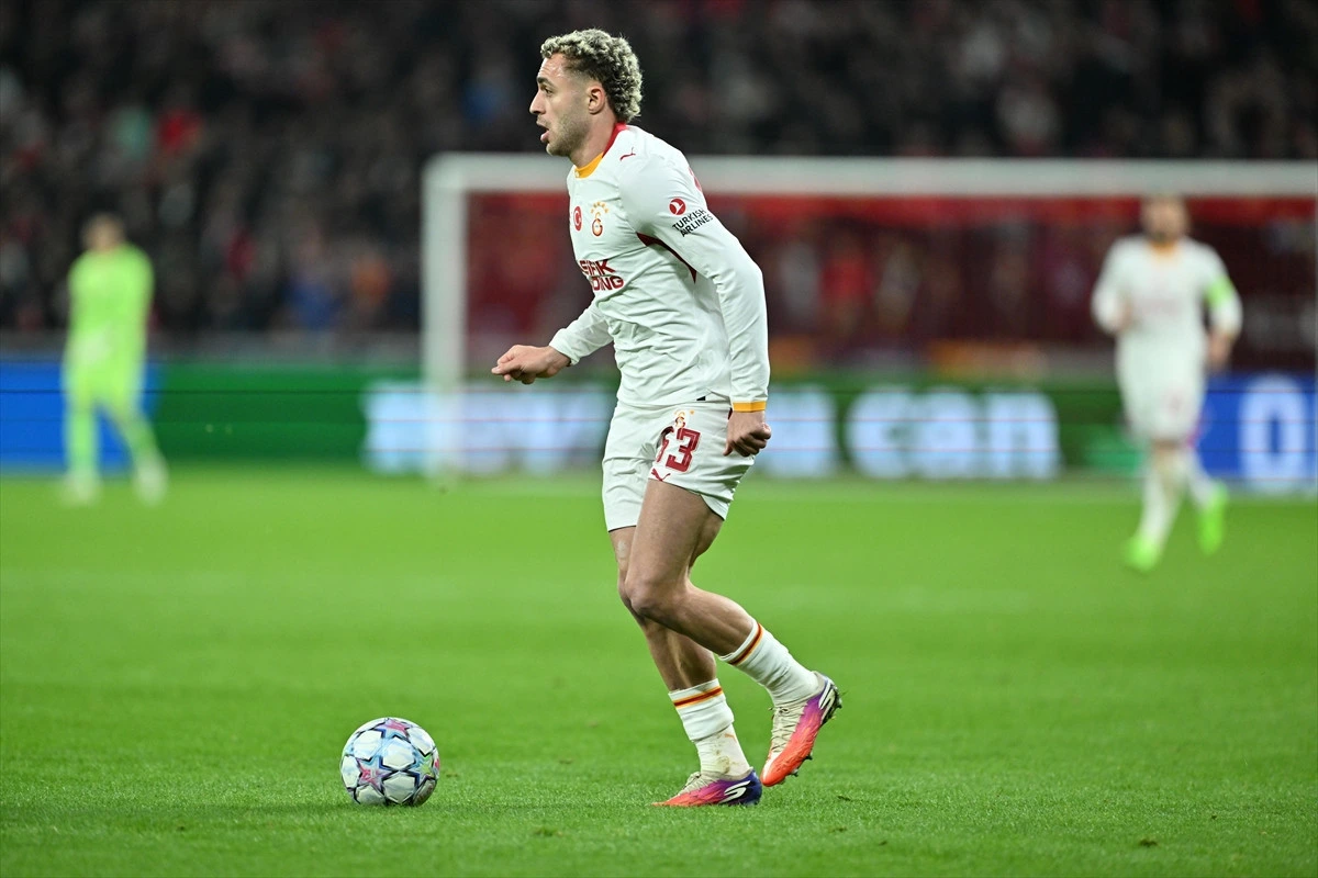 Galatasaraylı futbolcu top sürerken