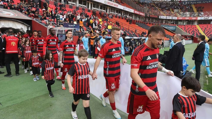 Gaziantep FK futbolcuları çocuklarla birlikte sahaya çıkıyor