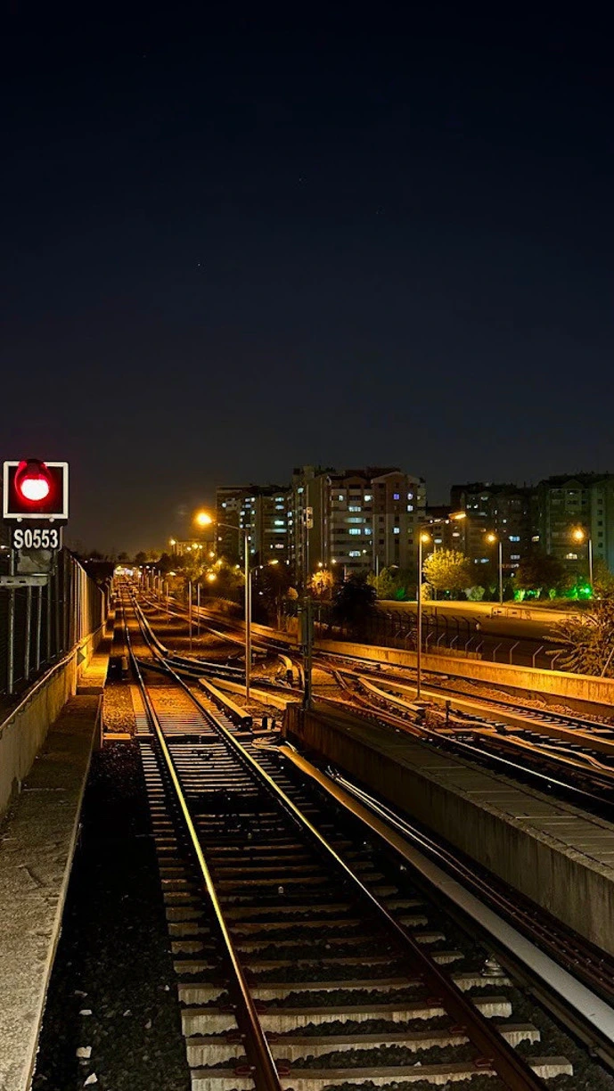 Gece ışıklandırmasında demiryolu hatları ve raylar