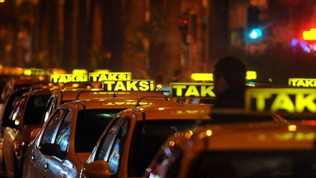 Gece saatlerinde trafikte sıralanan sarı taksiler