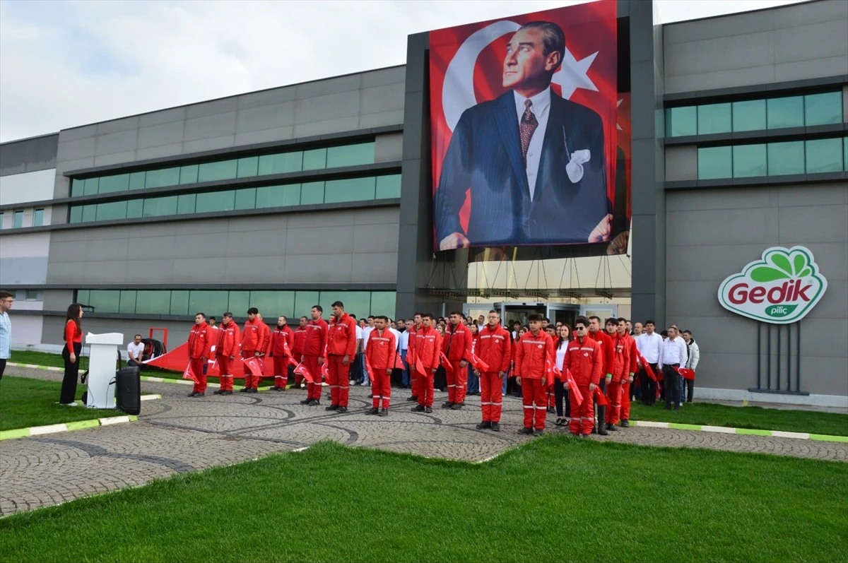 Gedik Piliç çalışanları fabrika önünde Cumhuriyet’in 103. yıl dönümü kutlamasında bir arada