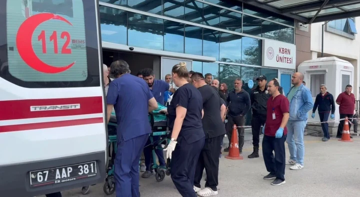 Ambulans ve sağlık çalışanları hastane girişinde sedyeyle ilerliyor