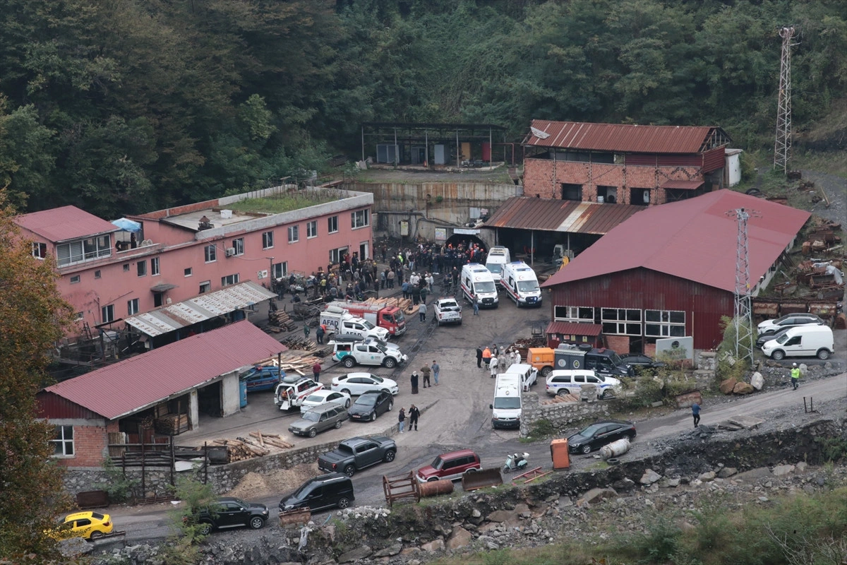 Gelik’teki maden ocağı çevresinde kurtarma ekipleri ve araçlar