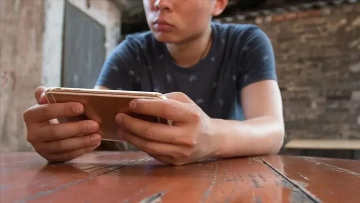 Akıllı telefon kullanan genç