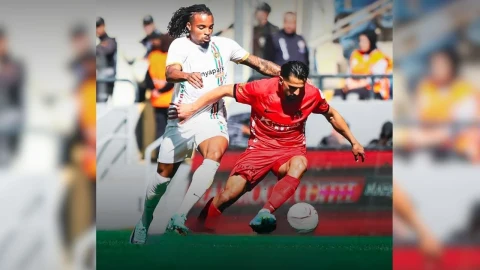 Gençlerbirliği ve Amed Sportif Faaliyetler futbolcuları maç sırasında top için mücadele ediyor
