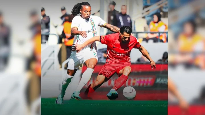 Gençlerbirliği ve Amed Sportif Faaliyetler futbolcuları maç sırasında top için mücadele ediyor