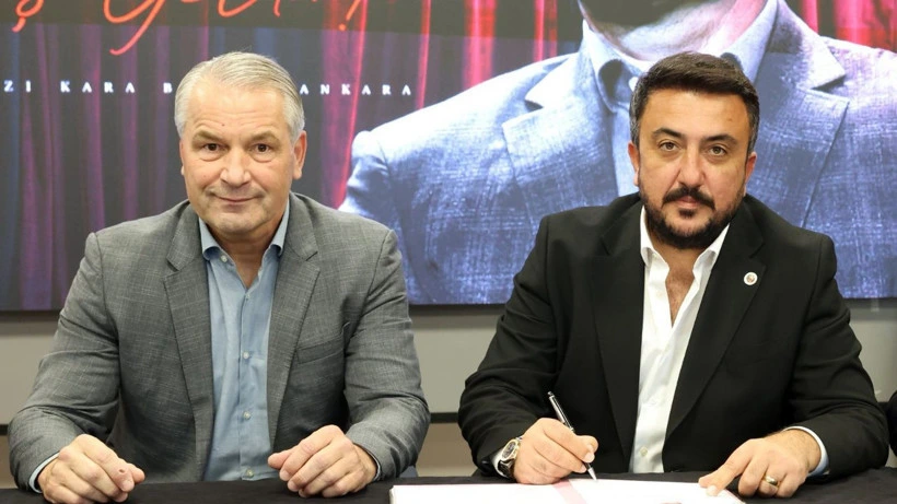 Bernd Storck ve Gençlerbirliği temsilcisi imza töreninde yan yana