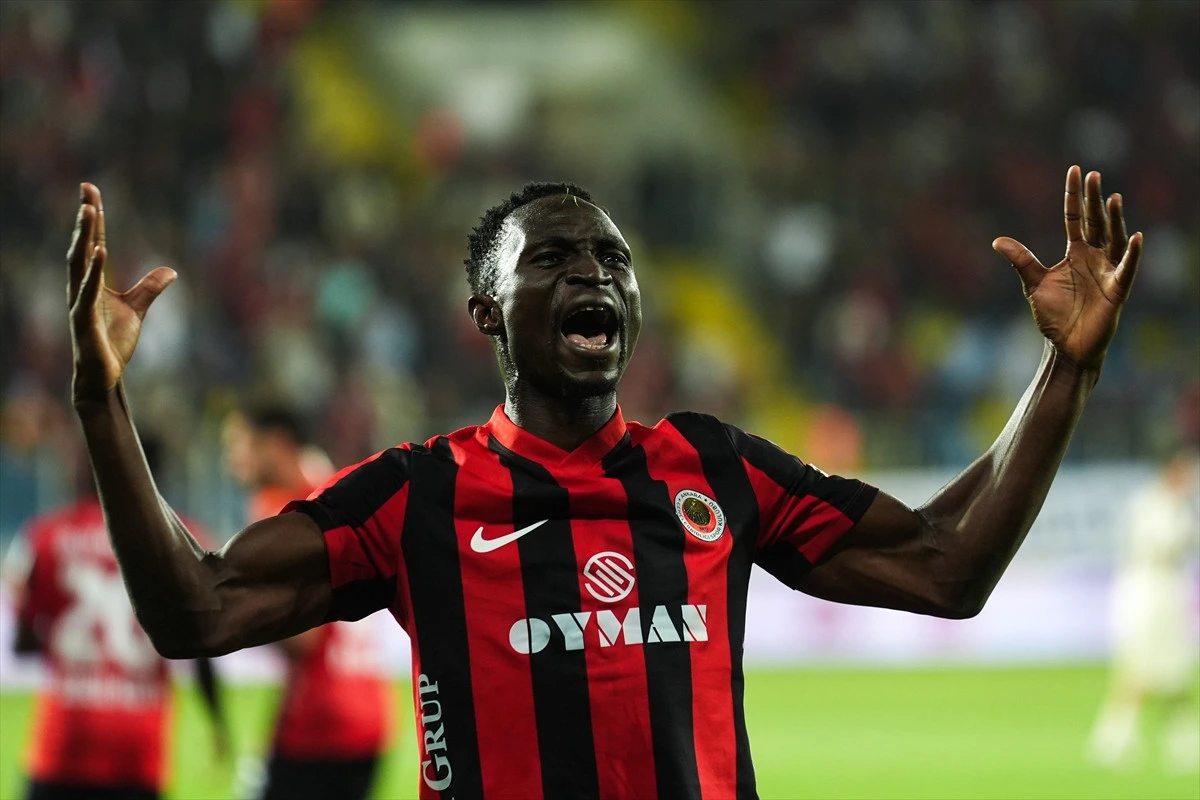 Gençlerbirliği forması giyen futbolcu kollarını kaldırarak tepki veriyor
