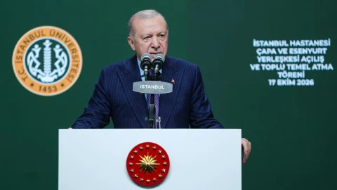 Galatasaray ve Gençlerbirliği futbolcuları maç sırasında mücadele ediyor