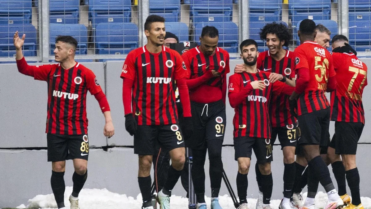 Gençlerbirliği futbolcuları saha kenarında bir arada