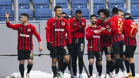 Gençlerbirliği futbolcuları saha kenarında bir arada