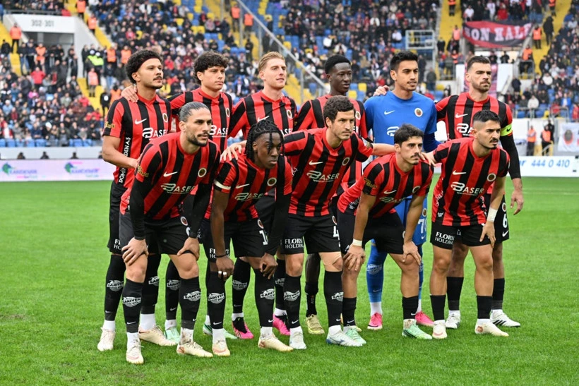 Gençlerbirliği futbol takımı maç öncesi takım fotoğrafı için poz veriyor