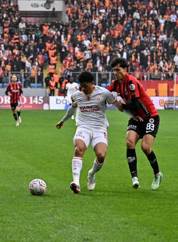 Gençlerbirliği ve Galatasaray futbolcuları top için mücadele ediyor